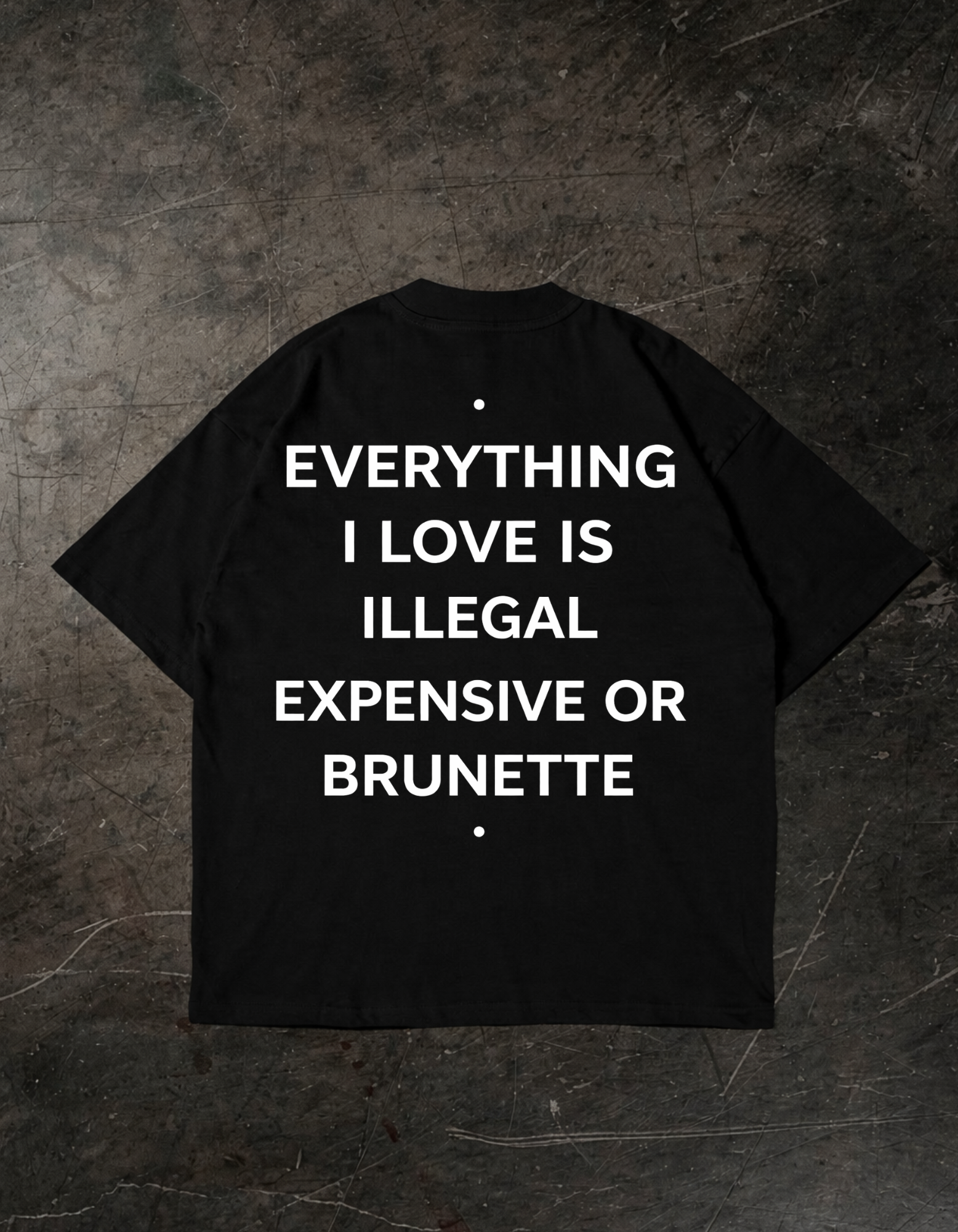 EVERYTHING I LOVE IS   Oversize T-shirt